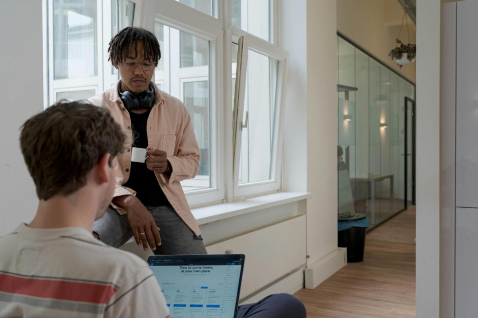 Espace de travail organisé pour l'apprentissage à distance avec ordinateur et documents financiers